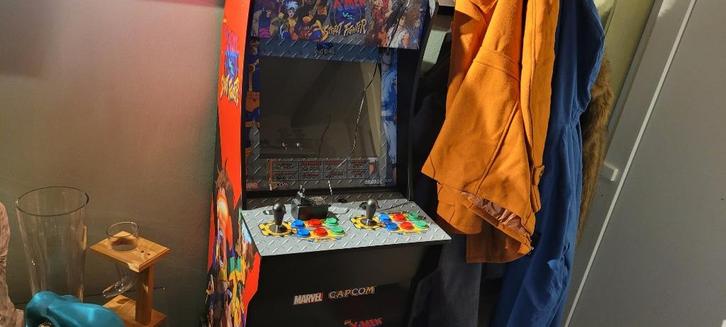 Arcade 1 Up X-Men VS Street Fighter, Games en Spelcomputers, Spelcomputers | Sony Consoles | Accessoires, Zo goed als nieuw, Voeding, Oplader of Kabel