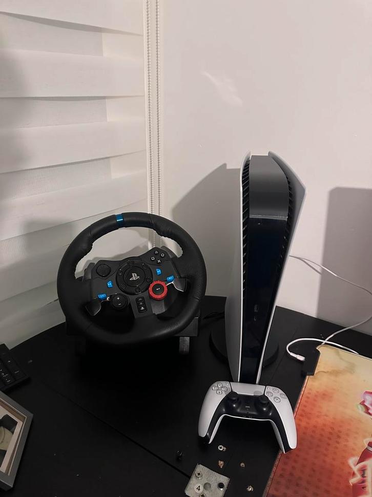 Playstation 5 & logitech g29 (met padelen), Games en Spelcomputers, Spelcomputers | Xbox | Accessoires, Zo goed als nieuw, Stuurtje of Sportattribuut