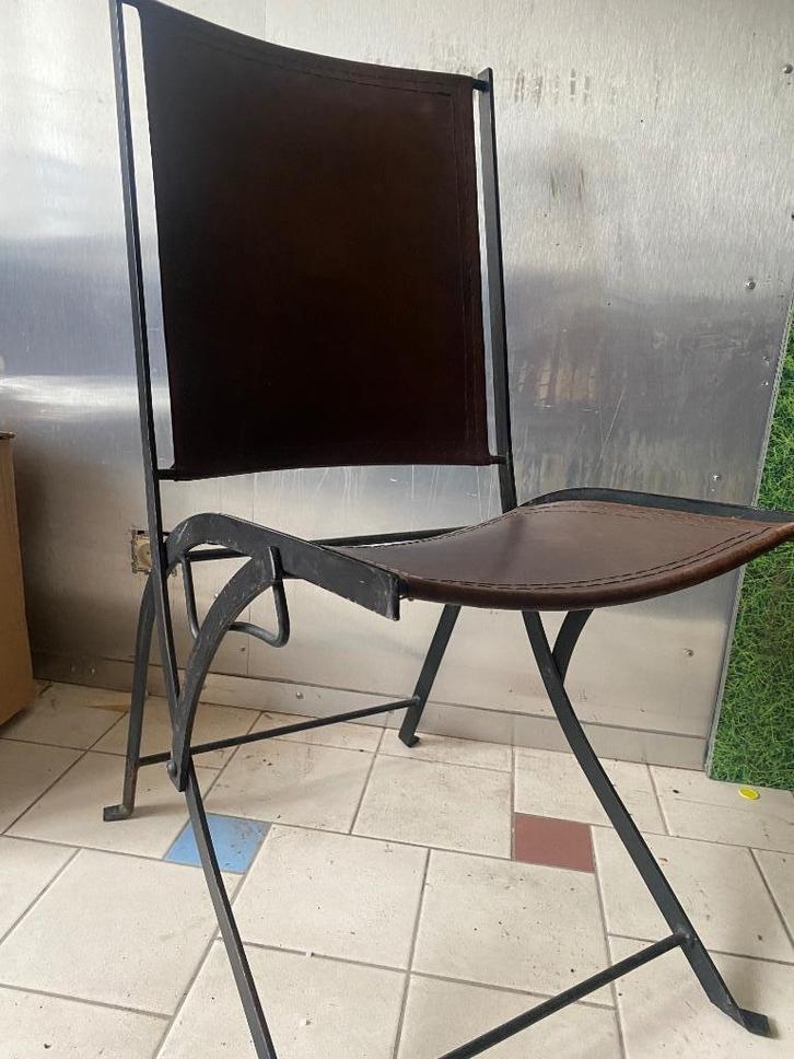 Stalen vouwstoel met lederen zitting, Huis en Inrichting, Stoelen, Gebruikt, Vijf, Zes of meer stoelen, Leer, Metaal, Bruin, Ophalen
