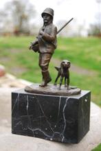 LE CHASSEUR ET SON CHIEN EN BRONZE SIGNE SUR SOCLE, Antiquités & Art, Enlèvement ou Envoi, Bronze