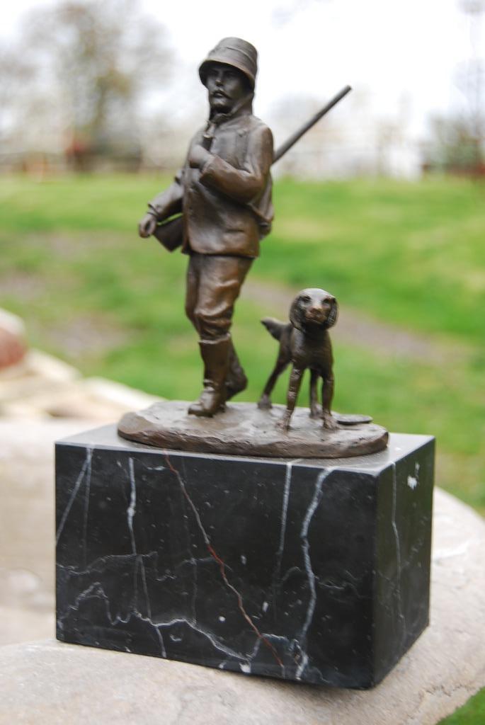 LE CHASSEUR ET SON CHIEN EN BRONZE SIGNE SUR SOCLE, Antiquités & Art, Antiquités | Bronze & Cuivre, Bronze, Enlèvement ou Envoi