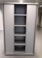 Metalen kast met rolluikplank