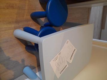 Table et 2 tabourets enfants beschikbaar voor biedingen