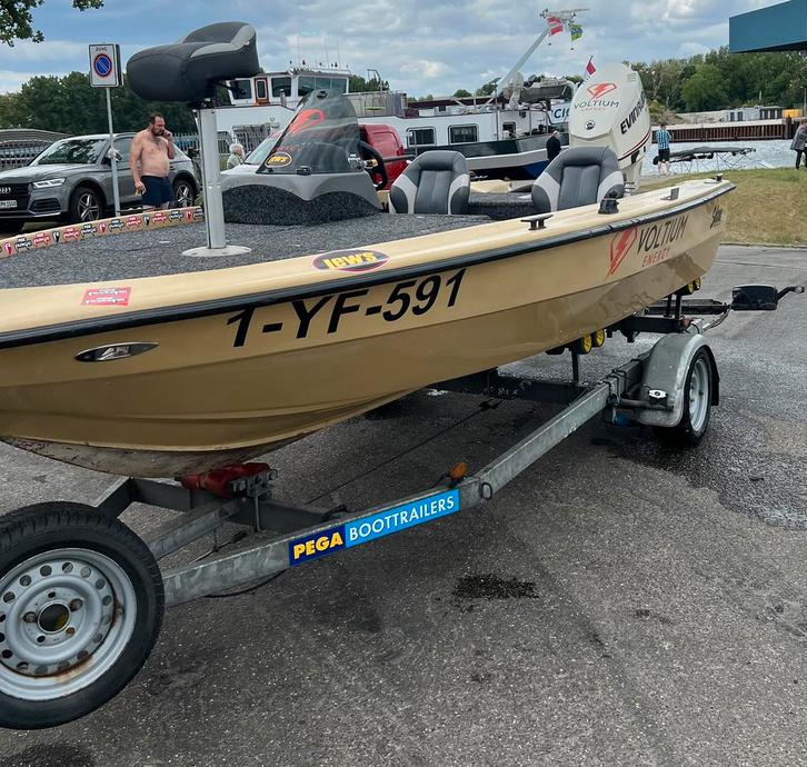 Visboot met trailer te koop, Watersport en Boten, Vis- en Consoleboten, Gebruikt, 70 pk of meer, 3 tot 6 meter, Benzine, Buitenboordmotor