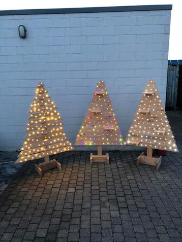 Houten kerstboom met verlichting