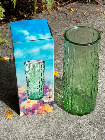 Bloemenvaas in glas beschikbaar voor biedingen