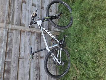 Perfecte mountainbike te koop. beschikbaar voor biedingen