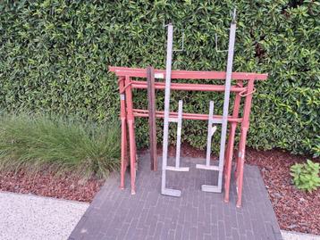 Bouwschragen met balken en valbeveiliging beschikbaar voor biedingen