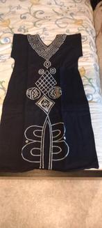Zwarte batik jurk of kleedje zilverkleurige stiksels., Ophalen