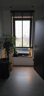 Store en bois noir (jalousie), Enlèvement, Noir