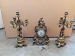 Horloge et deux chandeliers, Ophalen