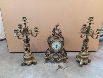 Horloge et deux chandeliers  beschikbaar voor biedingen