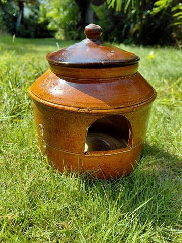 Mooie terra cotta voedergrit voederbak
