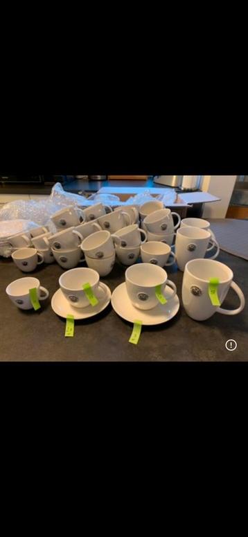 Grote set kopjes + schoteltjes – bijna nieuw! beschikbaar voor biedingen