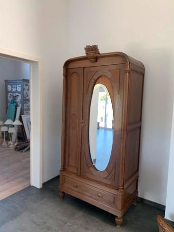 Lingère ancienne avec miroir, Enlèvement