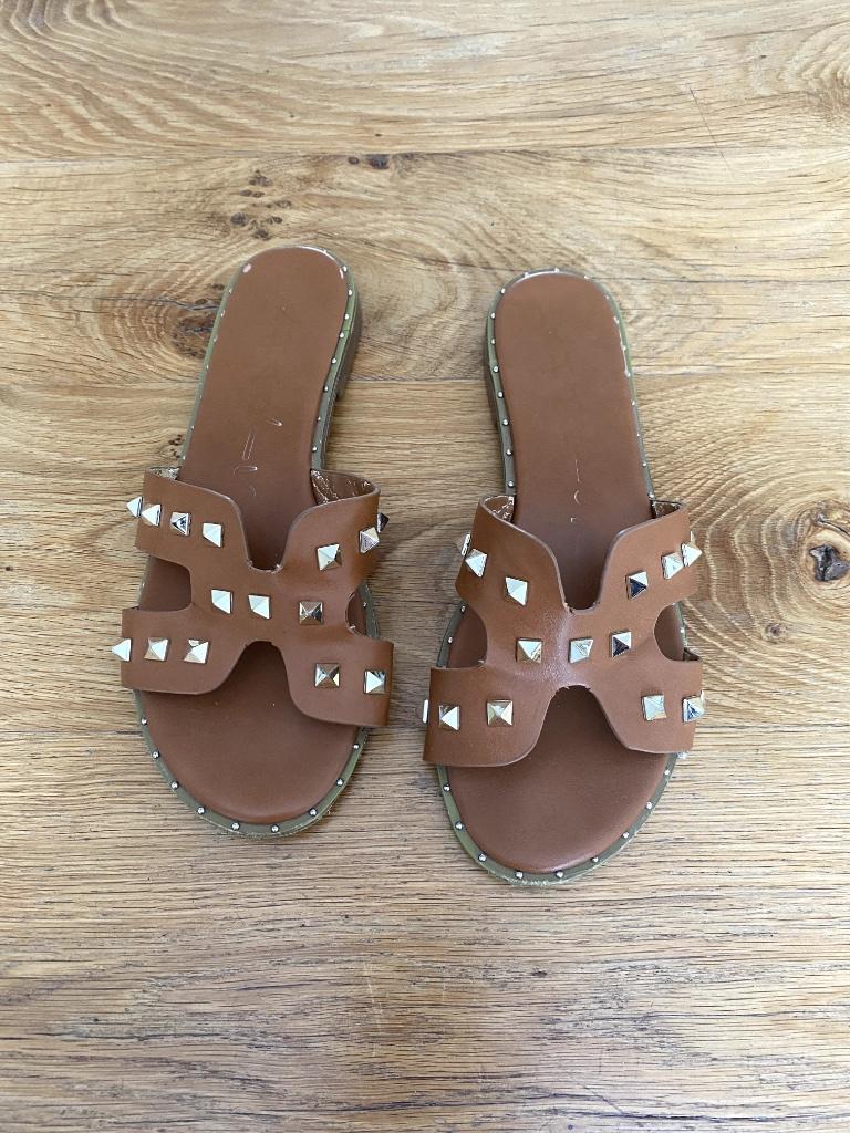 Camelkleurige slippers met studs, Sharis, Enlèvement ou Envoi, Brun, Porté