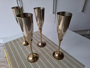 Vintage glazen beschikbaar voor biedingen
