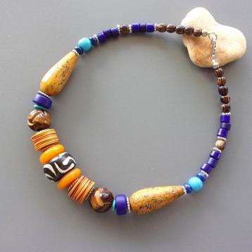 Ketting met tijgeroog, batik bot, lapis en Afrikaanse kralen beschikbaar voor biedingen