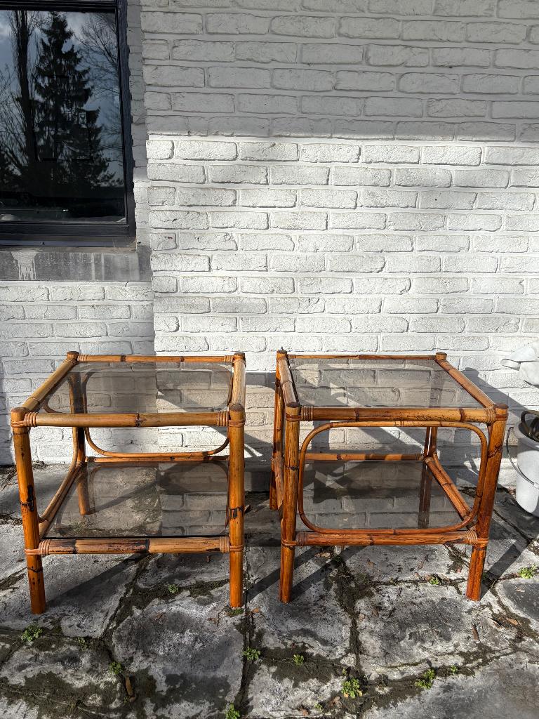 Paar vintage bijzettafels van bamboe en gerookt glas, Antiek en Kunst, Antiek | Meubels | Tafels, Ophalen