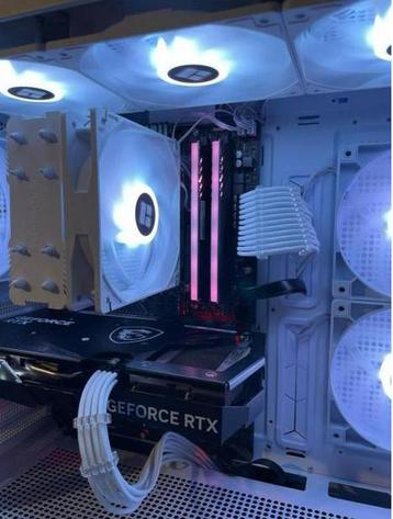 GAMING PC wit beschikbaar voor biedingen