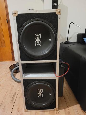 2 subwoofer in prachtige kist met versterker te koop beschikbaar voor biedingen