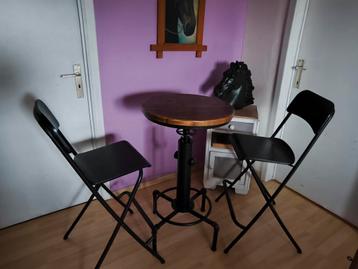Table haute style industriel bar et deux chaises hautes  beschikbaar voor biedingen