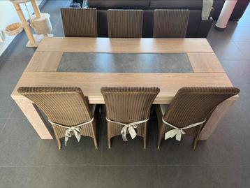 Volledige eetkamer + stoelen ‘Lloyd Loom’ beschikbaar voor biedingen