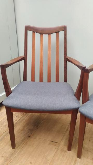 6 mooie degelijke stoelen met nieuw stof beschikbaar voor biedingen