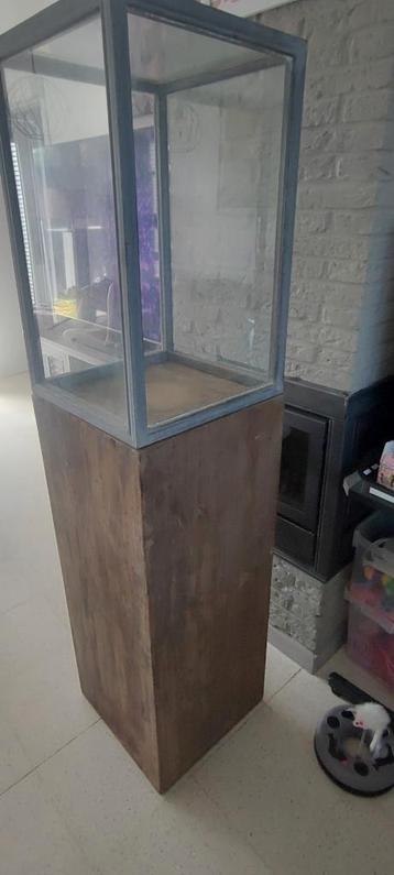 2 Houten zuilen met windlicht in glas beschikbaar voor biedingen