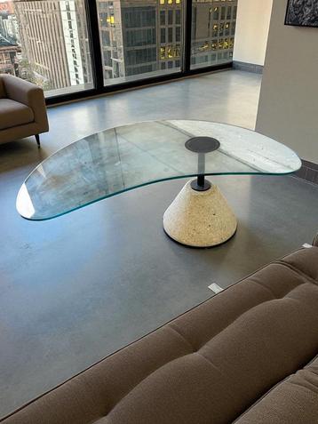 retro glazen salon tafel met betonnen voet beschikbaar voor biedingen