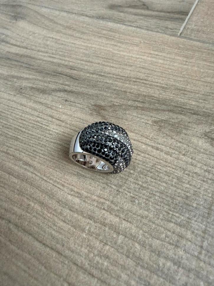 Bague Swarovski, Bijoux, Sacs & Beauté, Bagues, Comme neuf, Femme, Noir, Avec cristal, Enlèvement ou Envoi