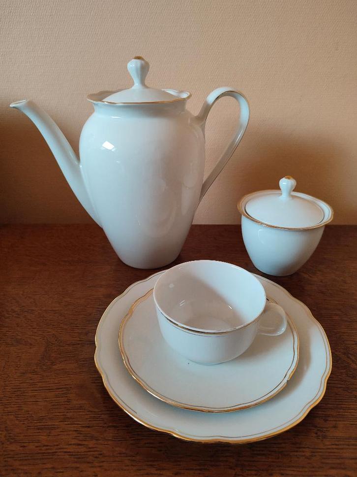 Porseleinen servies met gouden randje, 106 delig +schadevrij, Huis en Inrichting, Keuken | Servies, Gebruikt, Compleet servies