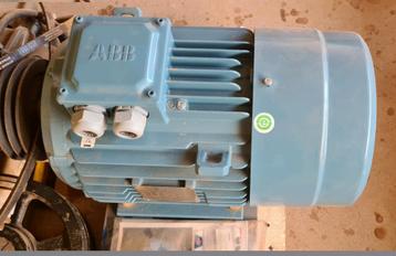 Moteur 10cv triphasé neuf avec poulies  beschikbaar voor biedingen