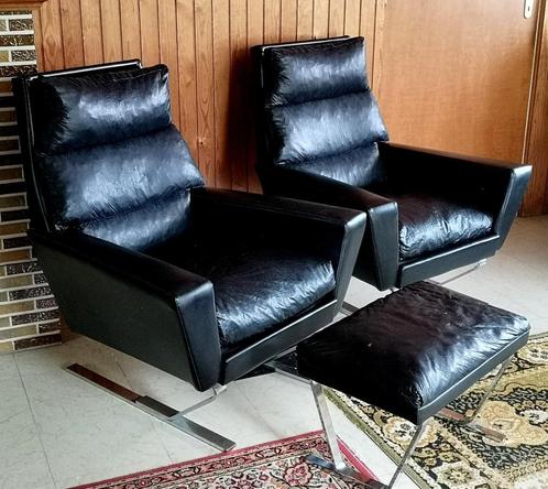 Zwarte design éénzits fauteuils met 1 poef, Huis en Inrichting, Fauteuils, Gebruikt, Kunststof, Metaal, Overige materialen, Ophalen