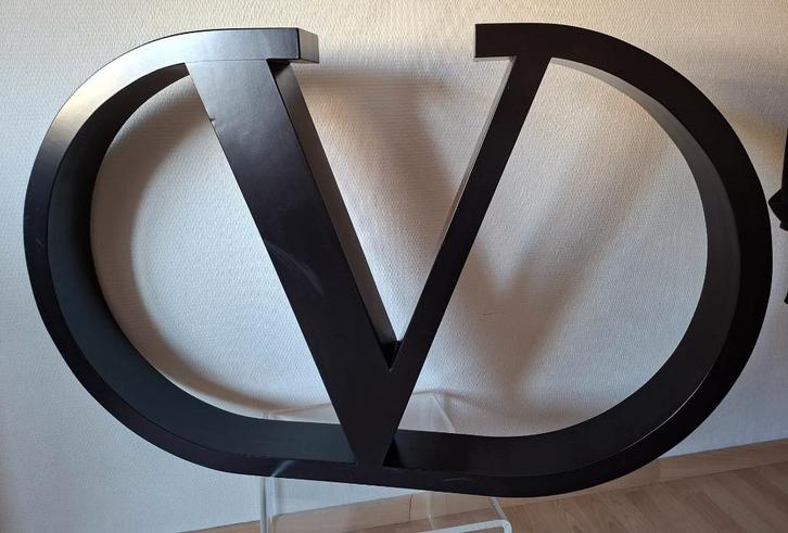 Valentino Garavani, Italy, shop display, zwart, 109 x 70 cm, Verzamelen, Merken en Reclamevoorwerpen, Gebruikt, Reclamebord, Ophalen of Verzenden