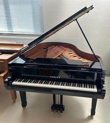 Grote piano beschikbaar voor biedingen