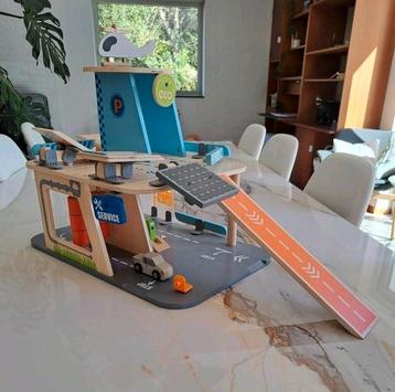 Houten speelgoed eco garage met carwash,auto's en helicopter beschikbaar voor biedingen