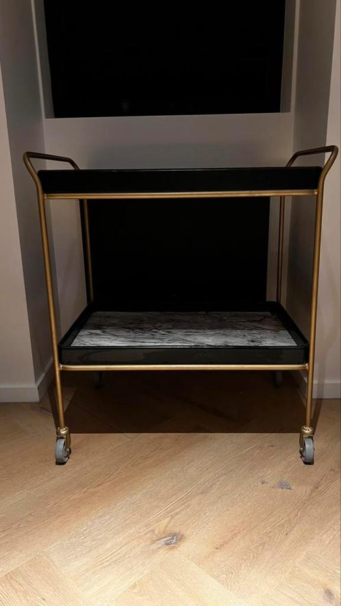 Gouden serveertafel op wieltjes met 2 zwarte plateaus, Huis en Inrichting, Tafels | Sidetables, Gebruikt, Ophalen