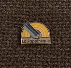 PIN - LA PAPÉTHÈQUE - PAPÉTERIE - LOISIRS CRÉATIFS, Envoi, Utilisé, Autres sujets/thèmes, Insigne ou Pin's