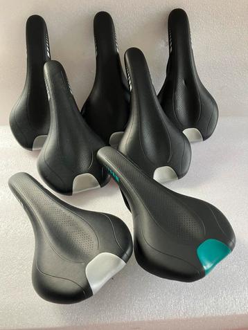 Partij lot zadels 7 stuks nieuw beschikbaar voor biedingen