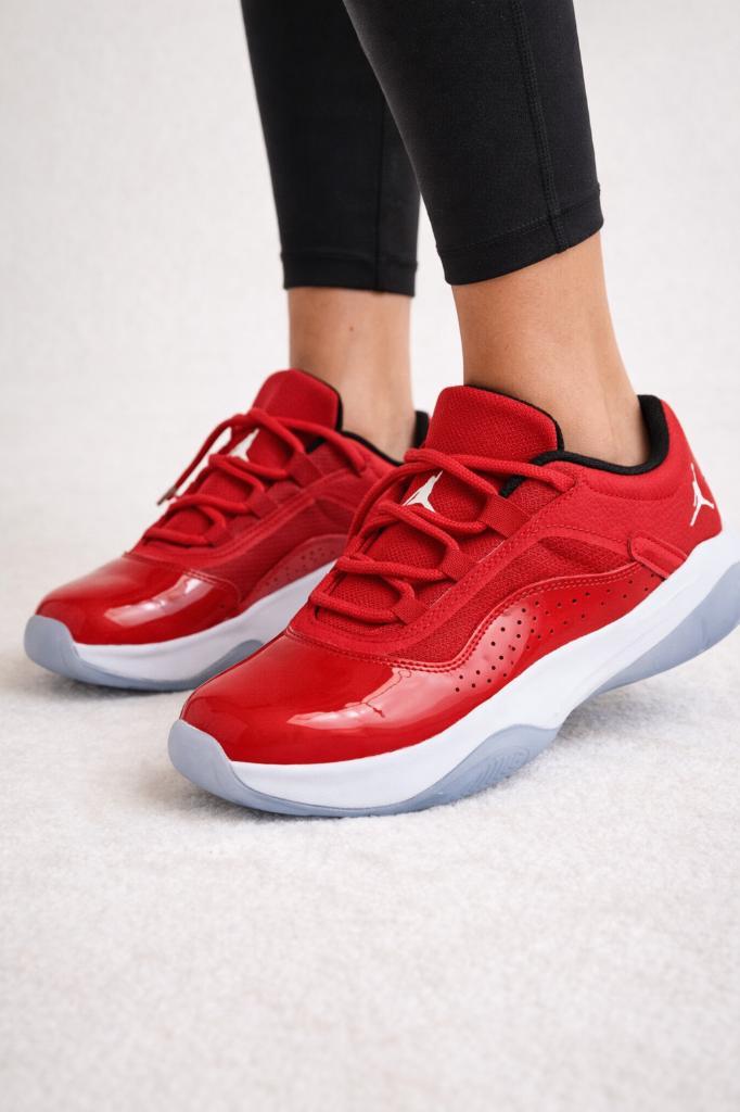 Nike Air Jordan 11 CMFT Low – maat 37,5 (nooit gedragen), Kleding | Dames, Schoenen, Zo goed als nieuw, Sneakers, Rood, Ophalen of Verzenden