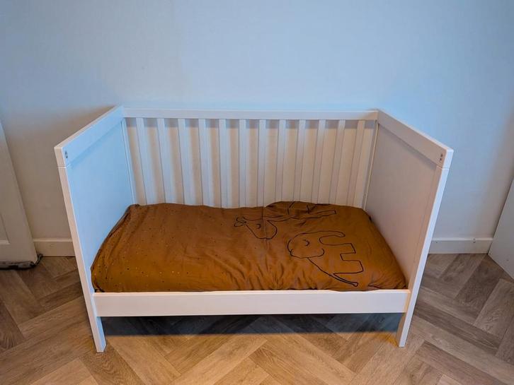 Lit bébé Sundvik + matelas, Kinderen en Baby's, Kinderkamer | Bedden, Ophalen