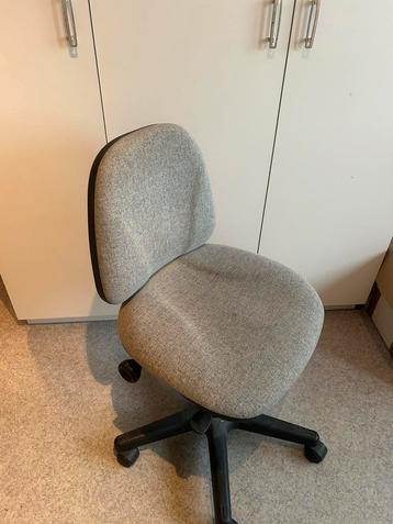 Comfortabele bureaustoel – verstelbaar en op wieltjes beschikbaar voor biedingen