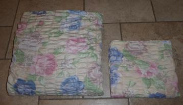 2 lappen bloemetjesstof 2m70 x3m30 en 1m10 x2m20 beschikbaar voor biedingen