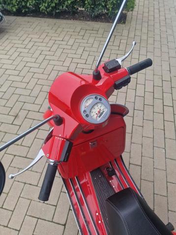 Vespa PX 125 comme neuve 2044 km. 