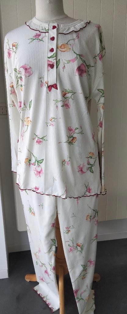 Prachtige pyjama met bloemen Maat: L, Kleding | Dames, Pyjama's, Zo goed als nieuw, Maat 42/44 (L), Ophalen of Verzenden