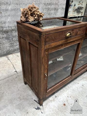 Fraaie antieke toonbank dressoir met oud gebobbeld glas 