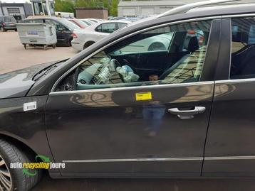 Portier 4Deurs links-voor van een Volkswagen Passat (LC8Z) beschikbaar voor biedingen