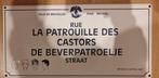 Straatnaambord: De Beverpatroelje, 2 ex. Mitacq 2007, Verzamelen, Stripfiguren, Ophalen of Verzenden, Overige figuren, Nieuw, Plaatje, Poster of Sticker