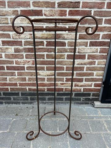 Ijzeren staander voor bloempot 90 cm hoog beschikbaar voor biedingen
